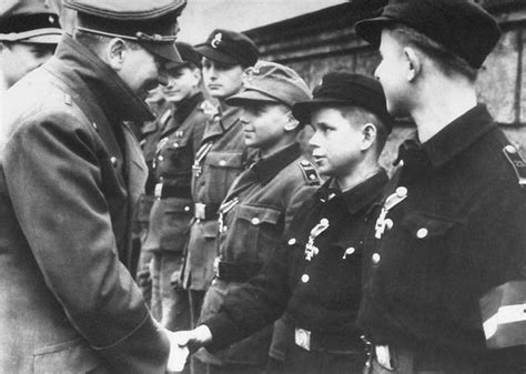 1938年，德国和奥地利合并，纳粹军队开进维也纳