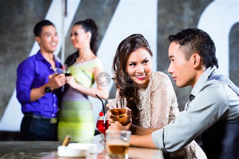 两个亚洲青年和英俊的派对男女在豪华奢华夜总会酒吧调情高清图片下载-正版图片503552056-摄图网