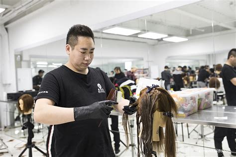 外籍发型师扎根武汉21年 做一次造型上千元_梦想+_大楚网原创出品