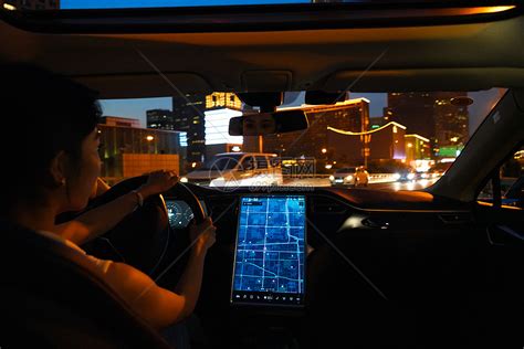 女性夜晚开车疲劳驾驶高清图片下载-正版图片501654409-摄图网