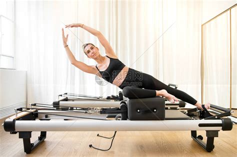 女在健身房的改造者床上高清图片下载-正版图片503511923-摄图网