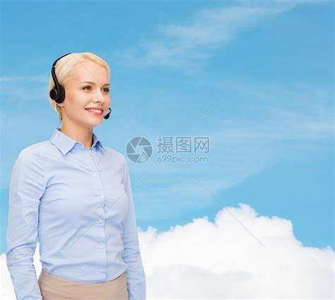 商务办公室友好的女帮助热线运营商与耳机高清图片下载-正版图片300820199-摄图网