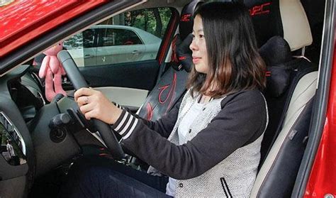 如图所示，驾驶机动车接打电话容易导致发生交通事故。_2023科目一试题