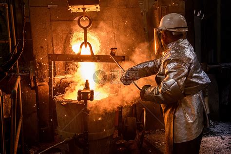 铸造厂锻造铸造的工人高清图片下载-正版图片501821519-摄图网