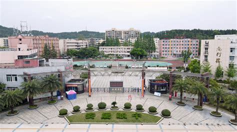 四川省遂宁市安居第一高级中学[普高]图片、寝室图片、实训设备、食堂等图片