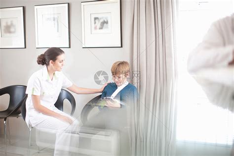在医院与年轻病人聊天的护士高清图片下载-正版图片501834600-摄图网