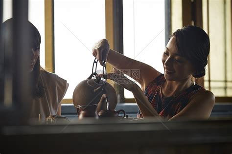 女人在茶馆里喝茶高清图片下载-正版图片502057312-摄图网