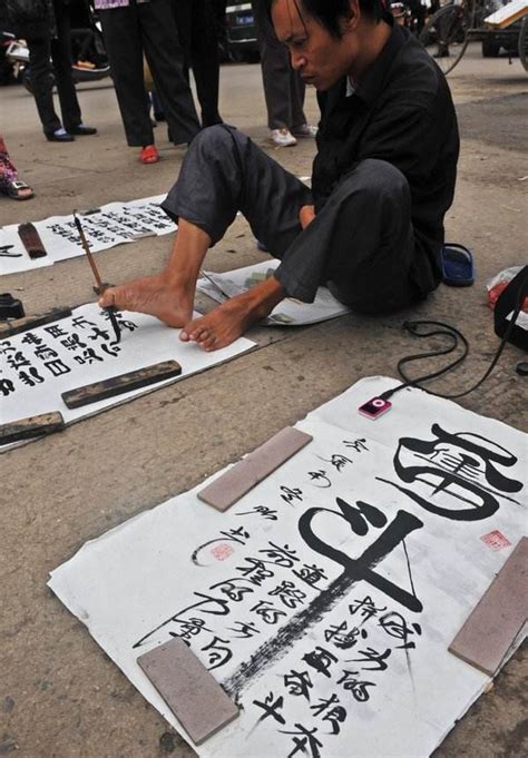乞丐为了讨生活，在街头写下来让人叫绝的欧楷，专家评价没价值__凤凰网