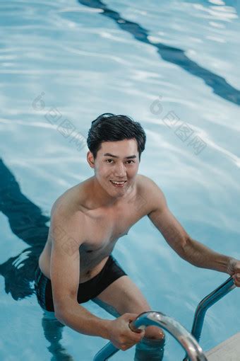 小男孩在泳池游泳高清图片下载-正版图片501655231-摄图网