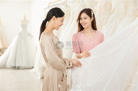 未来的新娘客户与婚礼商店主交谈为即将到来的婚礼购买纱和配件高清图片下载-正版图片302424438-摄图网