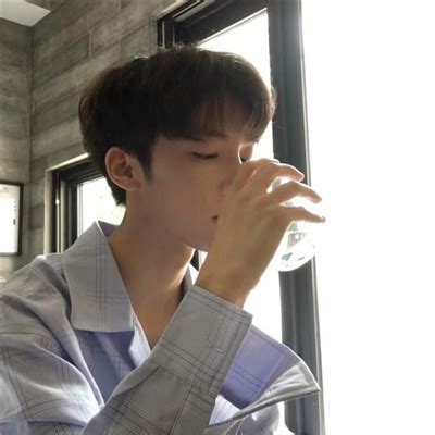 非主流眼镜帅哥头像