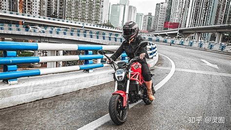 城市道路上骑行摩托车的男子高清图片下载-正版图片600907517-摄图网