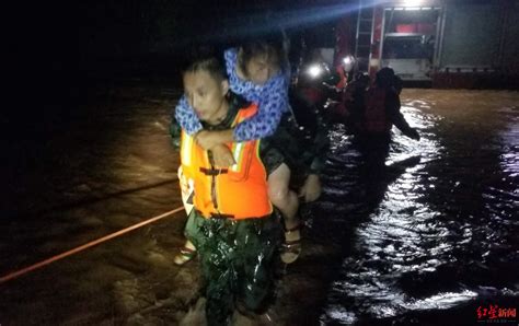 四川乐山再迎强降雨 消防员洪水中紧急疏散转移30余名群众|乐山|洪水|强降雨_新浪新闻