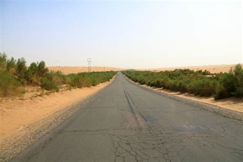这是“最孤寂公路”，实拍新疆超震撼沙漠公路，想去这里开车吗？_轮台_胡杨林_民丰