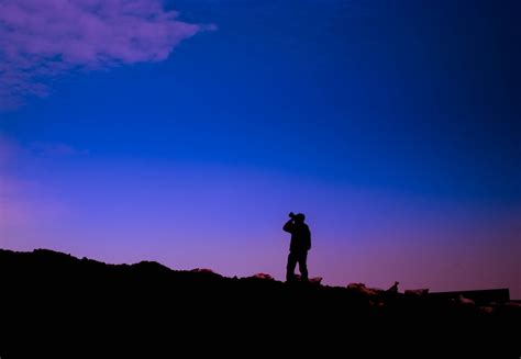荒漠公路上的孤独女人背影 - 免费可商用图片 - CC0素材网