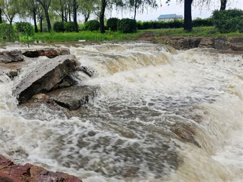 风雨大水洪水发河涝小河水满台风雨河水流走_3840X2160_高清视频素材下载(编号:8455287)_实拍视频_光厂(VJ师网) www ...