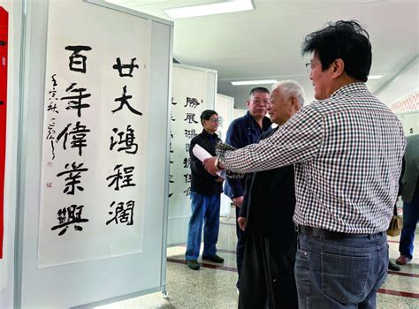岳阳市老年书画协会在君山区开展送春联活动