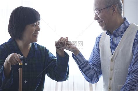 老年男性扶起女性高清图片下载-正版图片502197554-摄图网