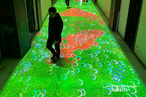 地面互动投影在商业街应用所实现的效果 - 黑火石科技