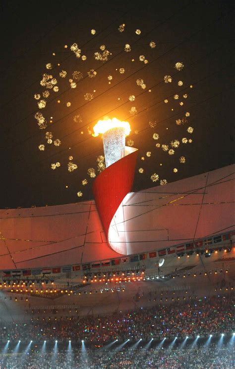 回看历届奥运会开幕式点火仪式，哪年最令人难忘？_读特新闻客户端