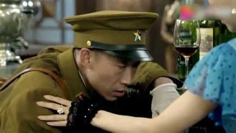 女子用美人计诱敌，要带日本军官出营地_腾讯视频