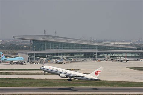 天津机场第一架满载抗震救灾物资的飞机起飞 - 民用航空网