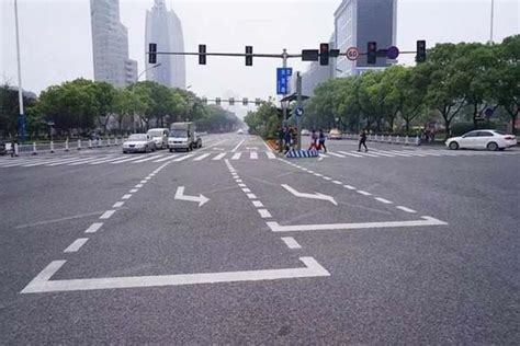 在直行和右转混合车道上等红绿灯算违章吗？