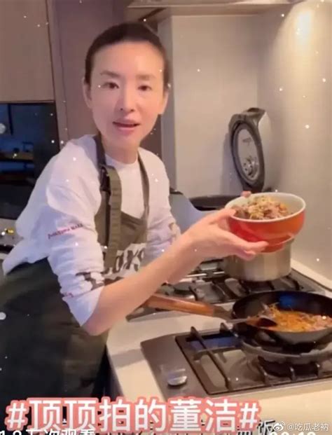年轻的亚洲妇女在厨房做饭。妻子正在为丈夫做一顿特别的饭。视频素材_ID:VCG42N1298258117-VCG.COM
