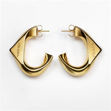 『珠宝』Prada 推出 Eternal Gold 系列：再生黄金与三角形徽标 | iDaily Jewelry · 每日珠宝杂志