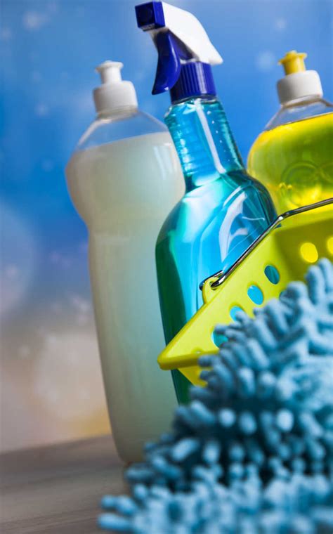 清洁用品日常瓶装清洁剂室内摆放摄影图配图高清摄影大图-千库网