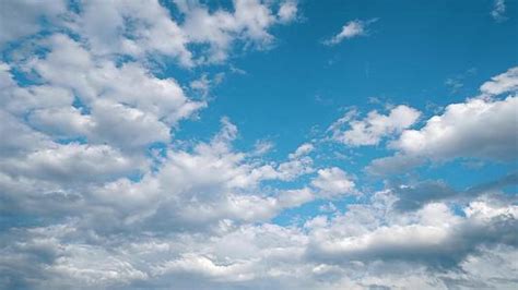 4K时间的蓝色天空移动多云与强烈的阳光在夏季视频素材_ID:VCG42N1175064600-VCG.COM