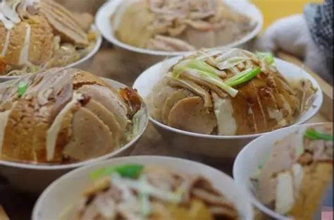 巴中十大碗是巴中特有的美食形式，也是川北最具特色的宴席之一