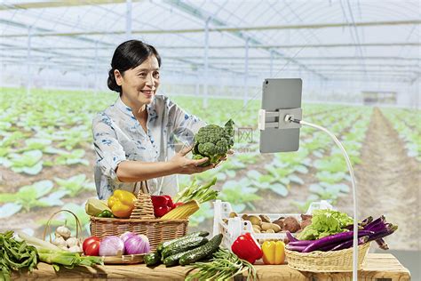 中年女性网络直播售卖蔬菜高清图片下载-正版图片502475244-摄图网