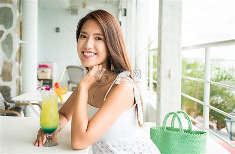 头像女生温柔拿着饮料