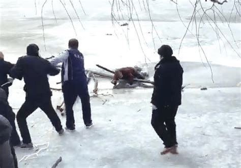 男子玩手机坠入南湖冰窟，急救人员4分钟赶到将其救出_冰面
