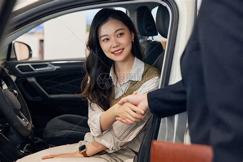 女车主与汽车销售握手成交高清图片下载-正版图片507608150-摄图网