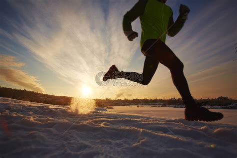 冬季晚上运动男子在农村环境中跑高清图片下载-正版图片503520216-摄图网