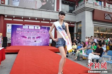 环球比基尼小姐中国大赛初赛街头“秀”(6)_大成网_腾讯网