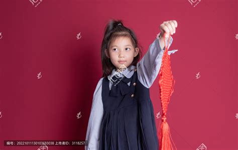 拿着中国结的可爱小女孩,春节,节日摄影,摄影素材,汇图网www.huitu.com