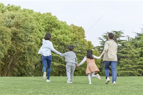 大人和小孩牵手背影图_一家三口牵手的经典图片 - 随意云