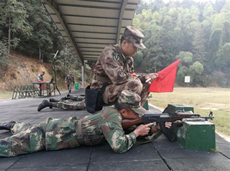 士官教育学院组织17级士官生进行实弹射击演习