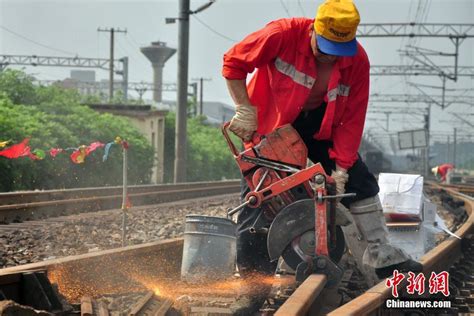 确保6月底如期开通运营 沪通铁路进入精调作业阶段_新华报业网