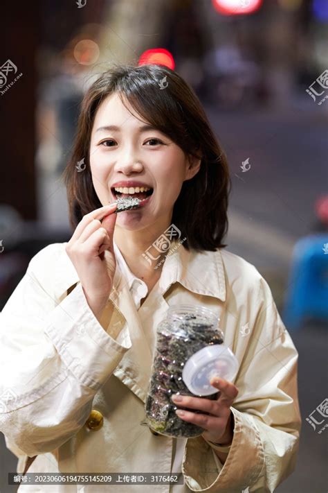 《一个爱吃零食的女孩》|摄影|人像|yahazhou - 原创作品 - 站酷 (ZCOOL)