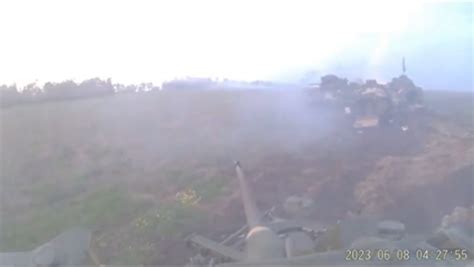 俄媒：乌军战车上拍摄的交火视频显示，一支乌机械化部队被俄军击溃_北晚在线