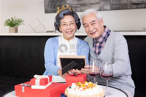 老年夫妻过生日高清图片下载-正版图片501156644-摄图网