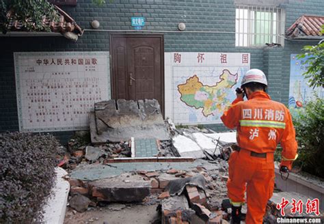 四川泸州学校围墙倒塌学生3死6伤（图）_新浪新闻