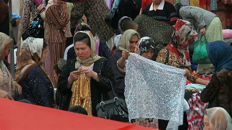 中国新疆喀什，人们穿着传统的维吾尔服装走过市场街—高清视频下载、购买_视觉中国视频素材中心