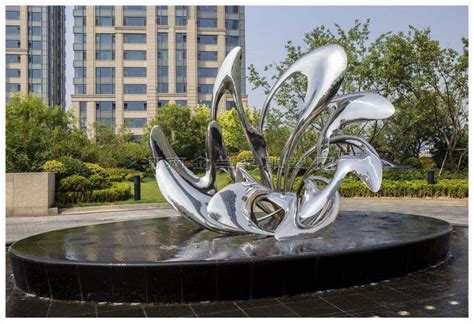 不锈钢雕塑在城市环境中的意义-厦门力琢雕塑公司