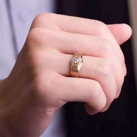 男生戒指戴法的含义 佩戴不同材质的戒指有着不同的性格 - 冰种玻璃种翡翠手镯挂件A货_翡翠原石种水等级划分鉴定价格多少钱，国翠世家珠宝