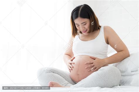 孕妇与未出生的婴儿互动,摄影素材,汇图网www.huitu.com